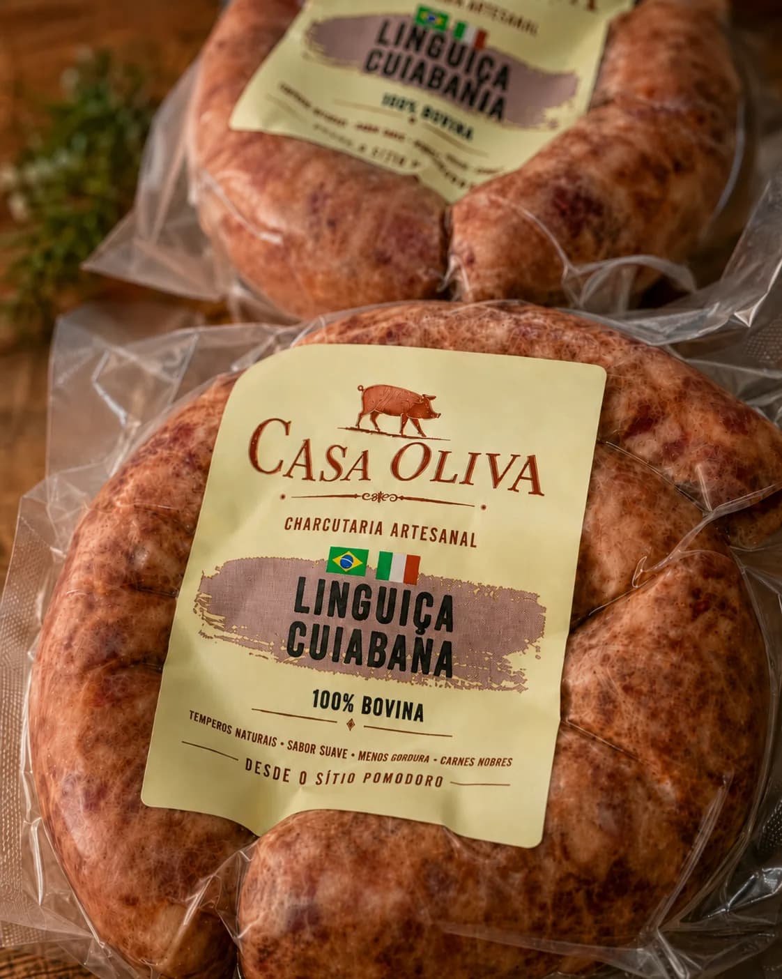 Embalagem da Linguiça Cuiabana Bovina Casa Oliva com produto artesanal embalado