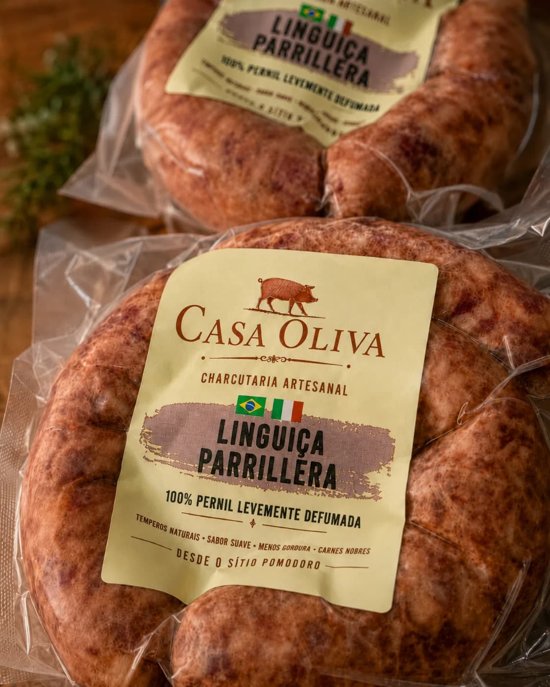 Embalagem da Linguiça Parrillera Casa Oliva com produto artesanal embalado