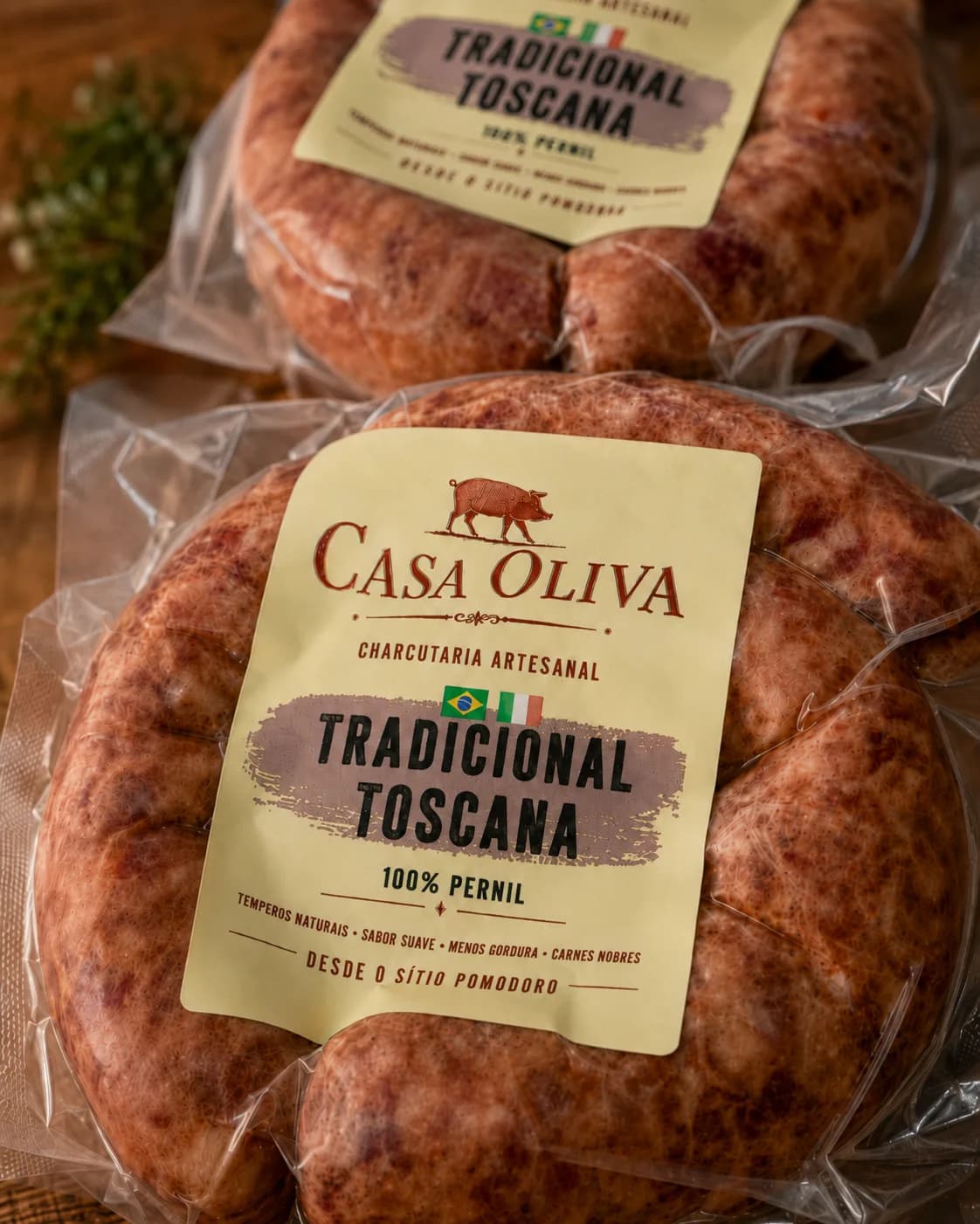 Embalagem da Linguiça Toscana Tradicional Casa Oliva com produto artesanal embalado