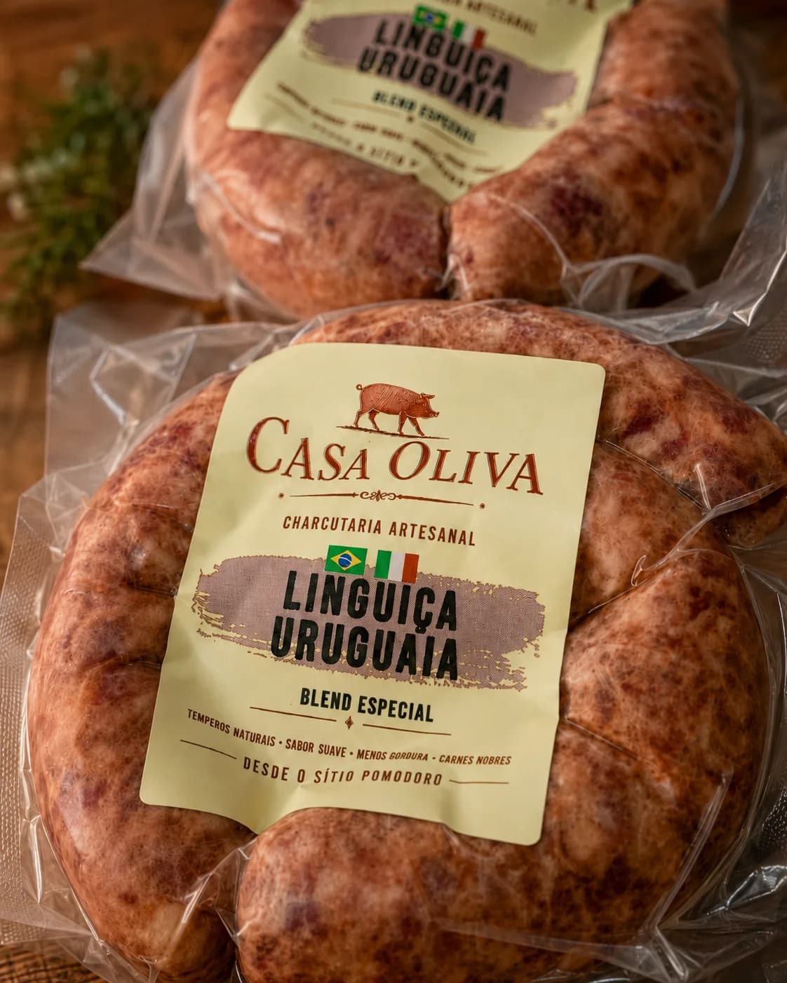 Embalagem da Linguiça Uruguaia Casa Oliva com produto artesanal embalado