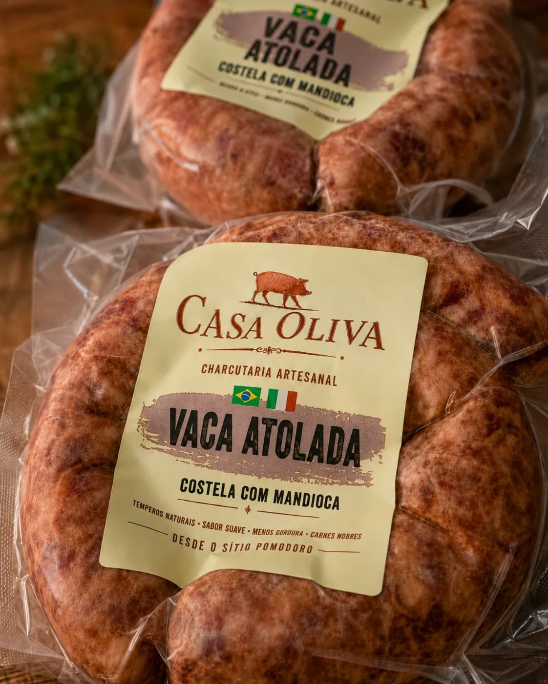 Embalagem da Linguiça Vaca Atolada Casa Oliva com produto artesanal embalado